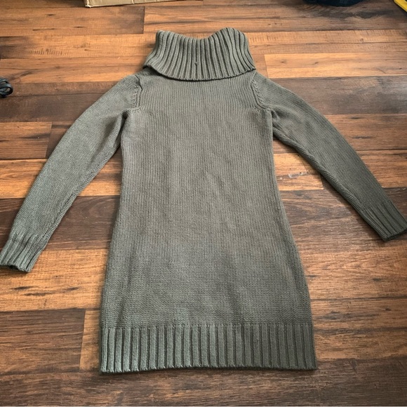 VENUS Green Cable Knit Turtleneck Sweater - Picture 9 of 12